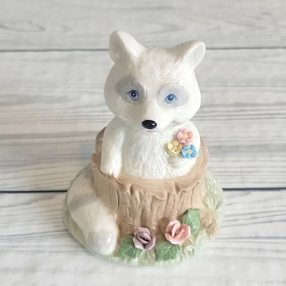 Heritage House vintage fine porcelain music box "Snookums" raccoon